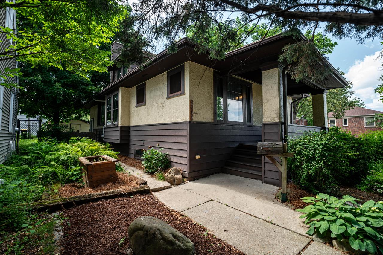 2633 N Wauwatosa Ave, Wauwatosa, WI 53213