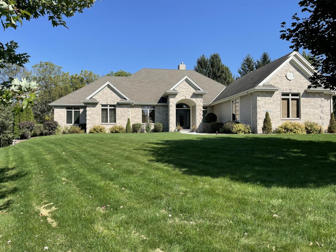 W216N5564 Adamdale Dr, Menomonee Falls, WI 53051