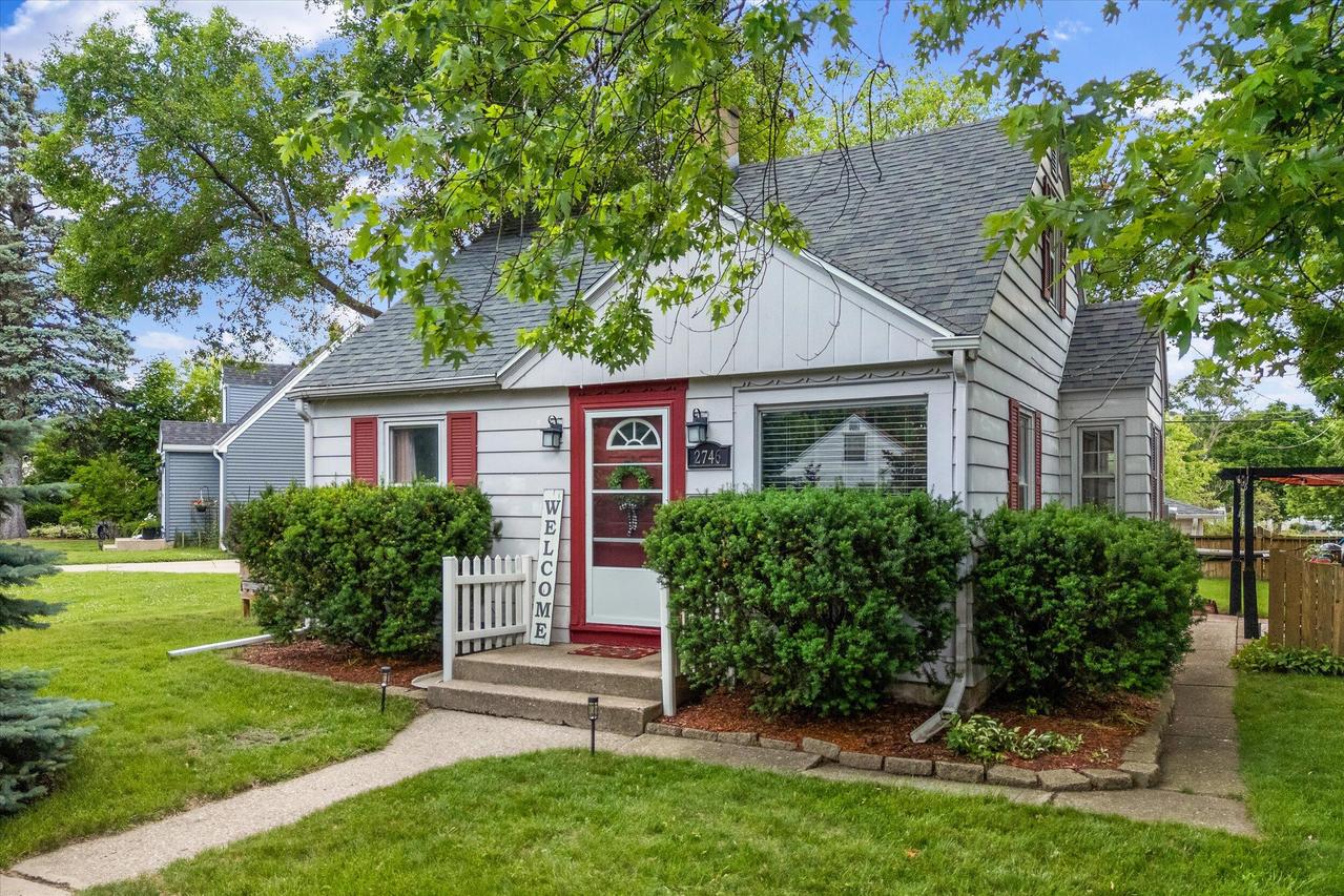 2746 S 88th St, West Allis, WI 53227
