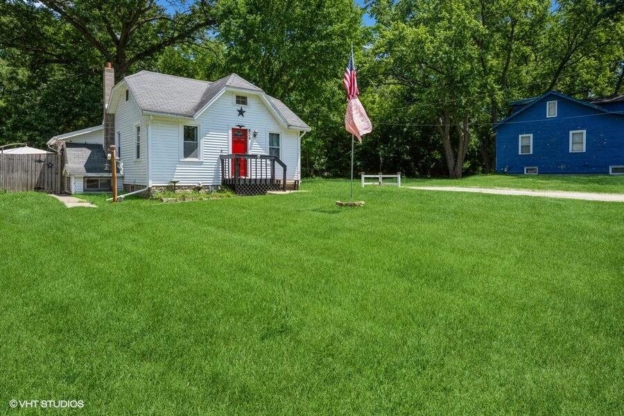 806 Fox Ln, Salem Lakes, WI 53168