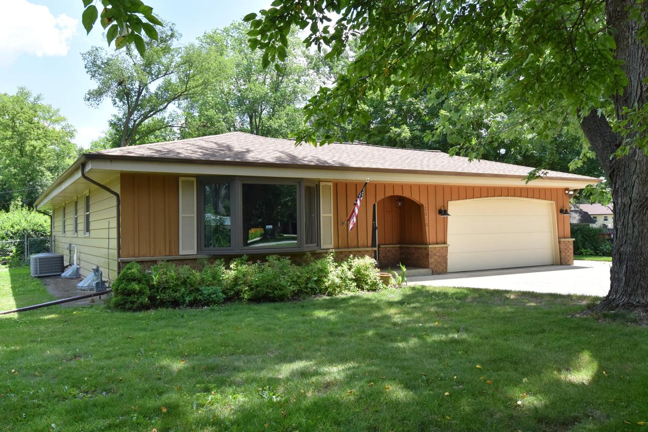 2010 S Rogers Ct, New Berlin, WI 53146