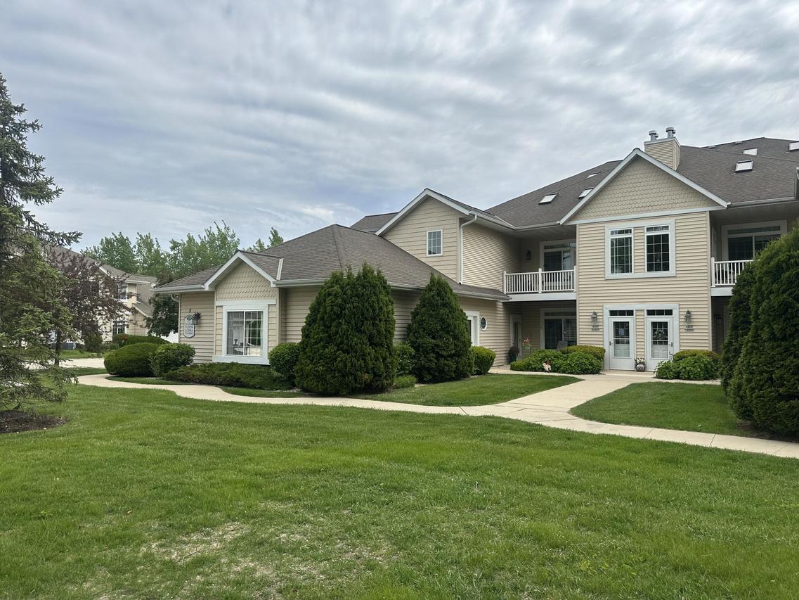 W397N5996 Autumn Woods Dr, Oconomowoc, WI 53066