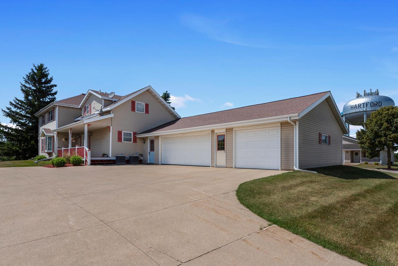 947 Broadmoore Dr #1702, Hartford, WI 53027
