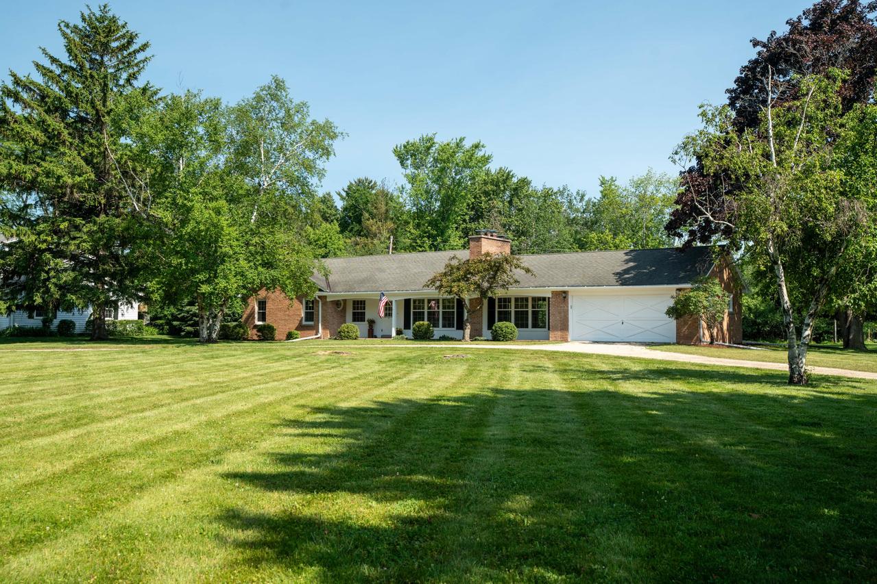 118 W Highview Dr, Mequon, WI 53092