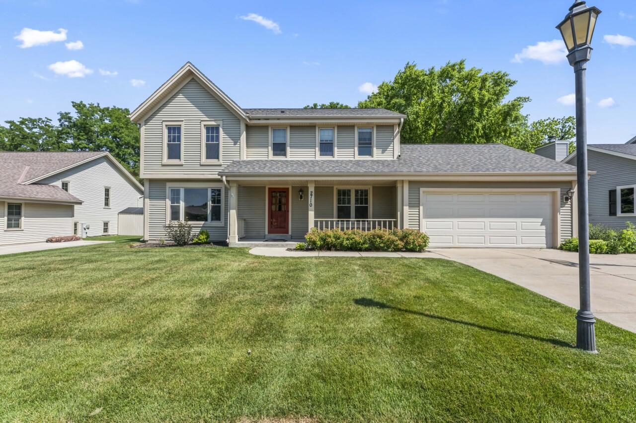2710 Oakcrest Dr, Waukesha, WI 53188