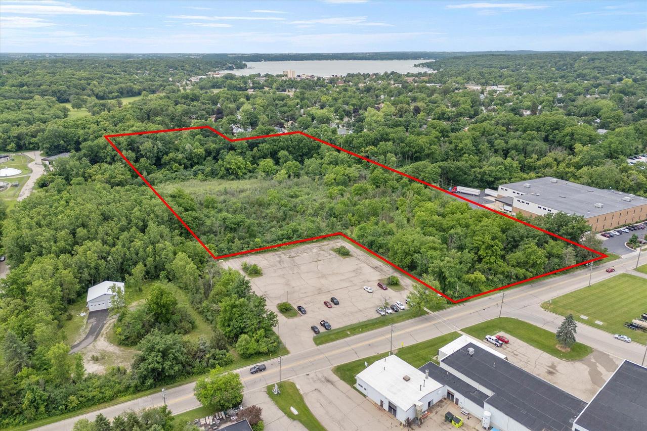 300 E Sheridan Springs, Lake Geneva, WI 53147