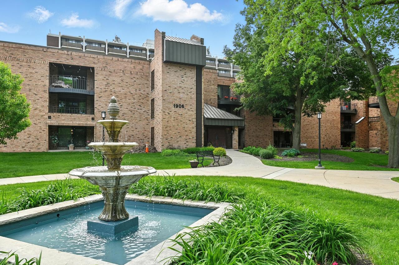 1906 E Shorewood Blvd #360, Shorewood, WI 53211