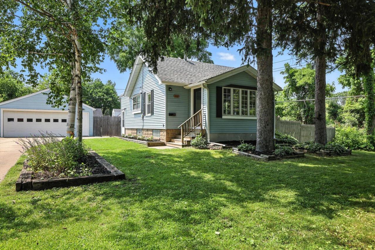 1907 S 94th St, West Allis, WI 53227
