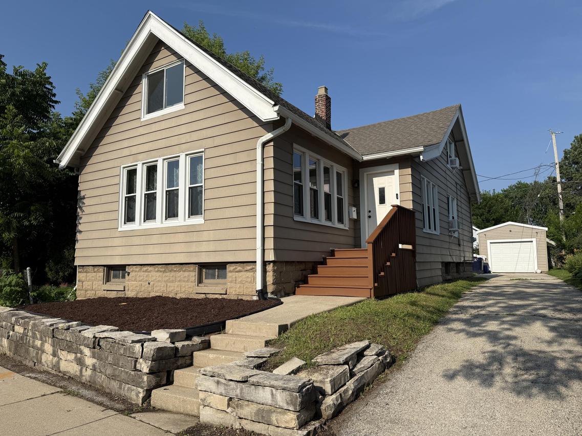 1934 S 84th St, West Allis, WI 53227