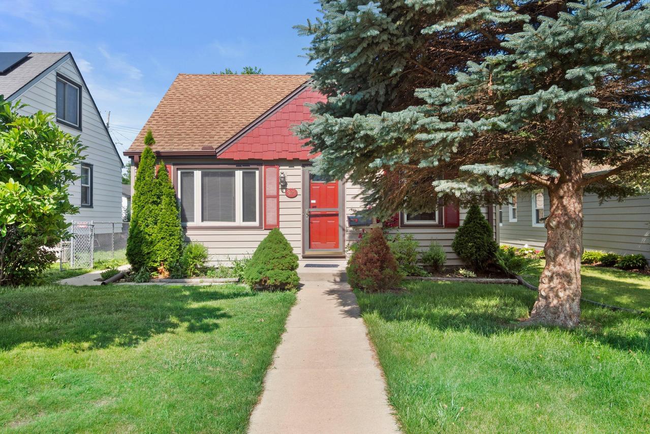 925 S 102nd St, West Allis, WI 53214