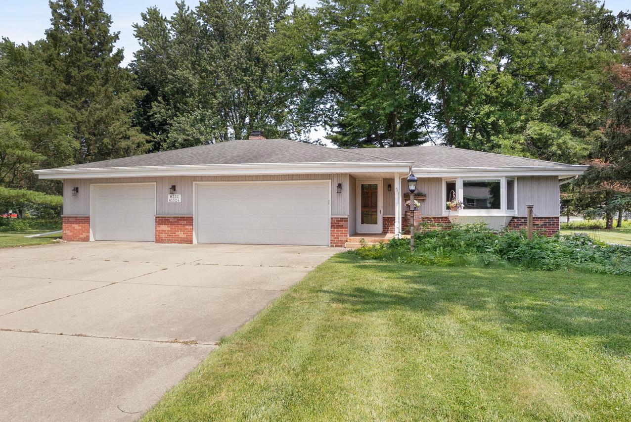 W332N5524 Linden Cir, Merton, WI 53058