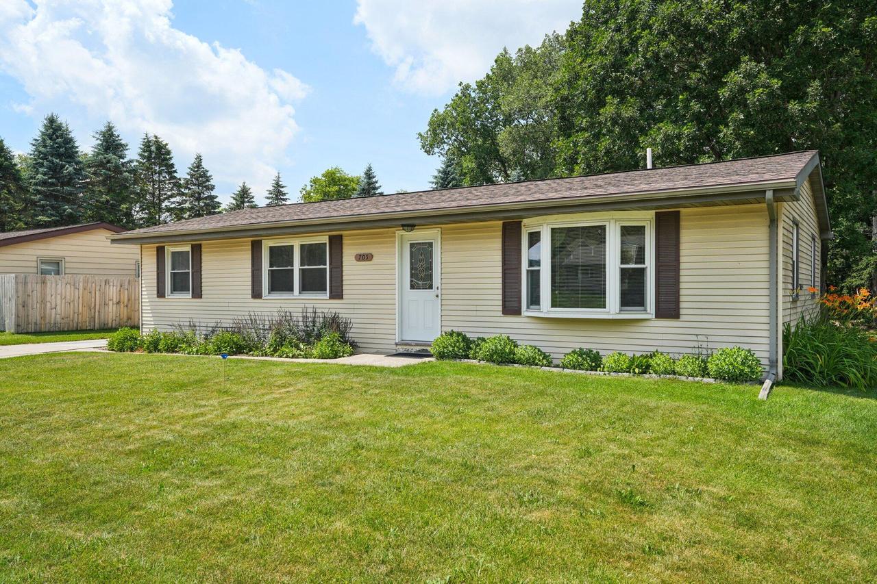 705 Pleasantwood Dr, Kewaskum, WI 53040
