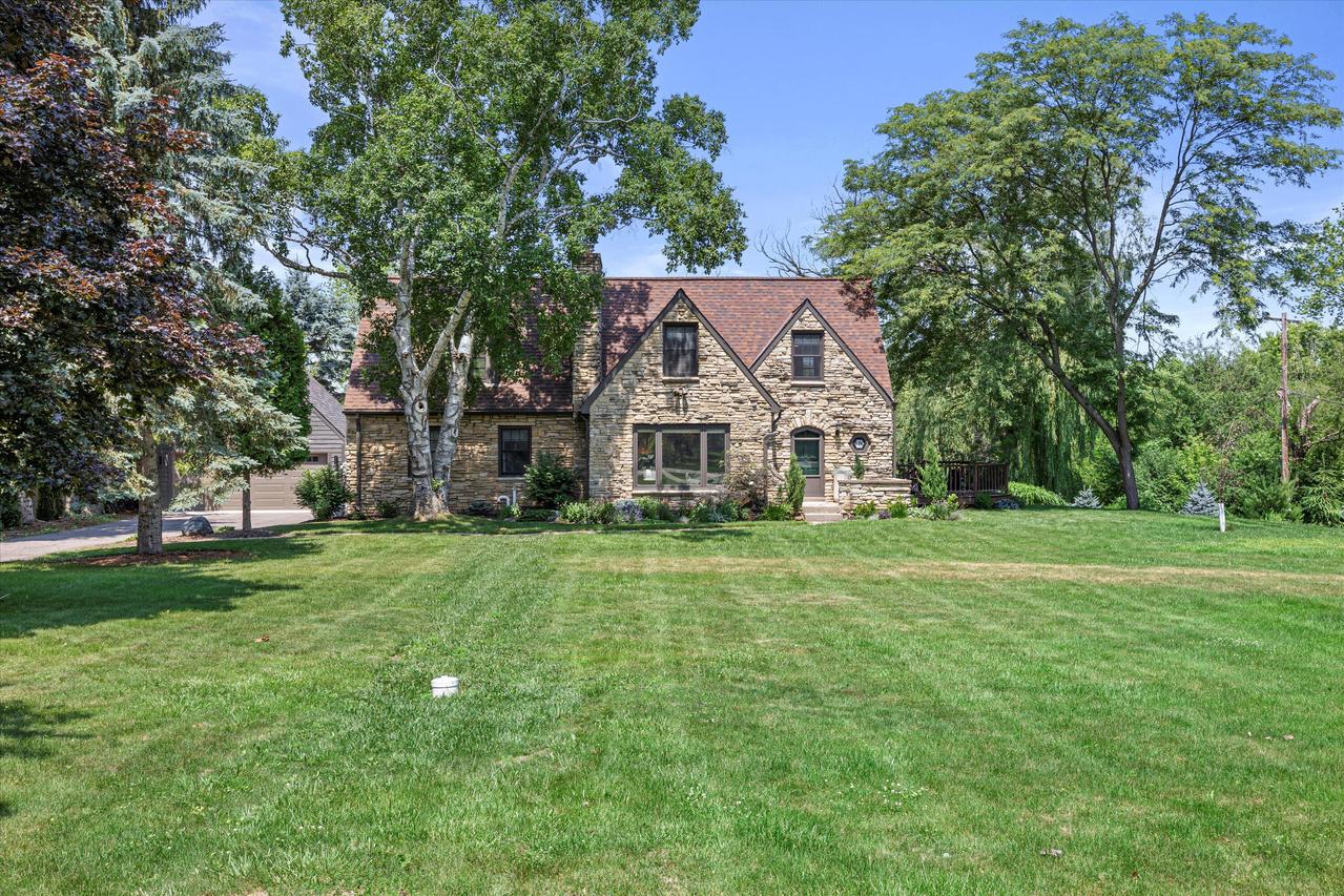 626 W Fairy Chasm Rd, Bayside, WI 53217