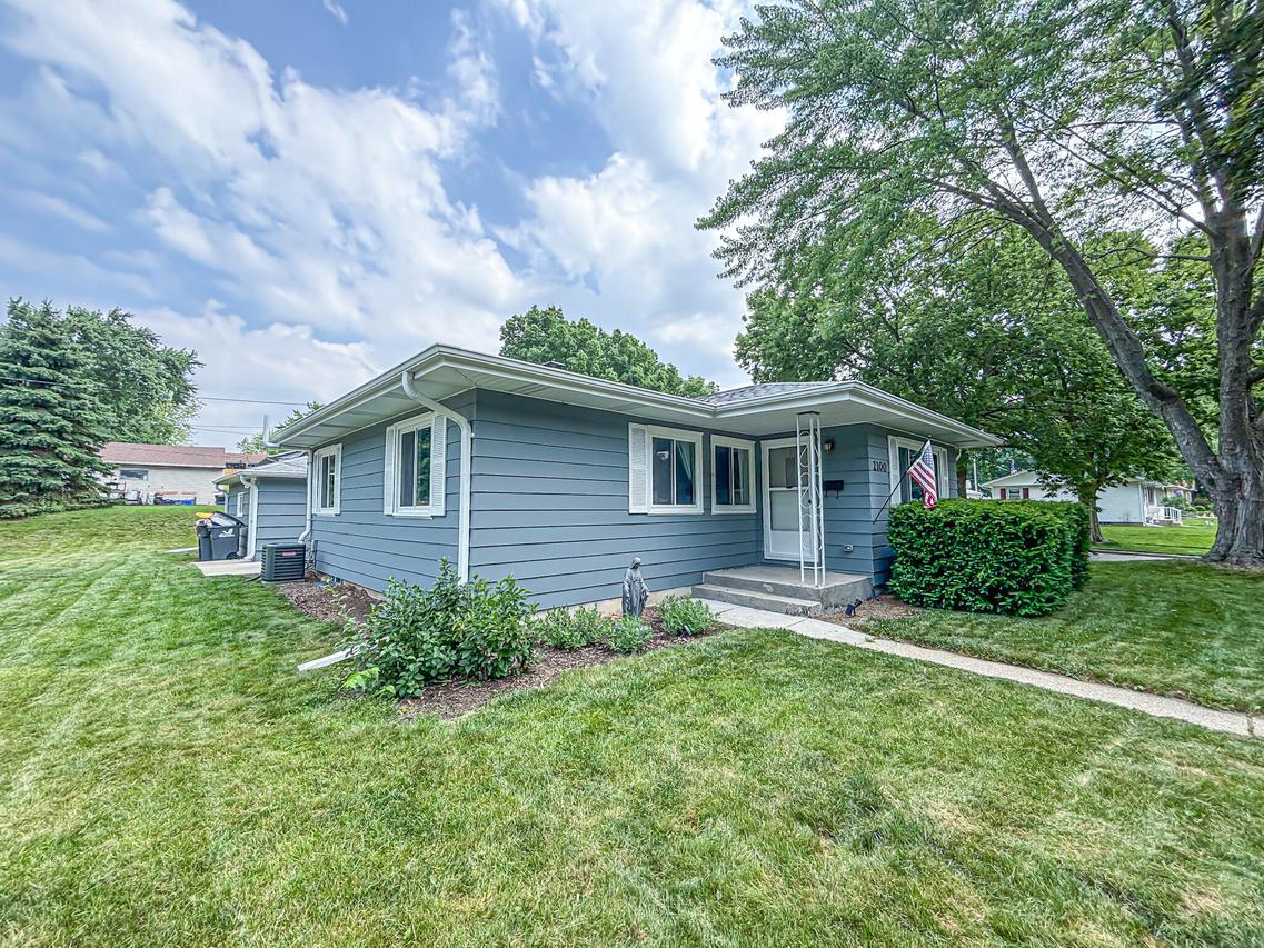 2100 Garven Ct, Waukesha, WI 53188