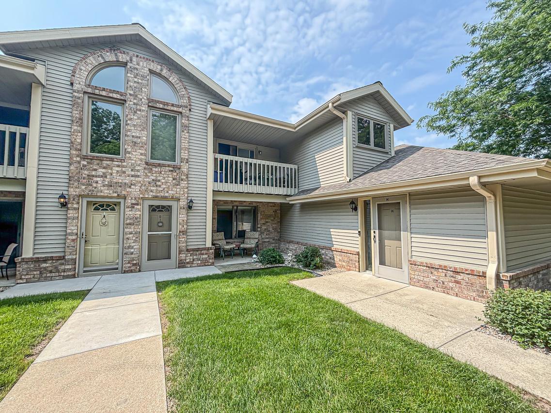 2112 Woodburn Rd #D, Waukesha, WI 53188