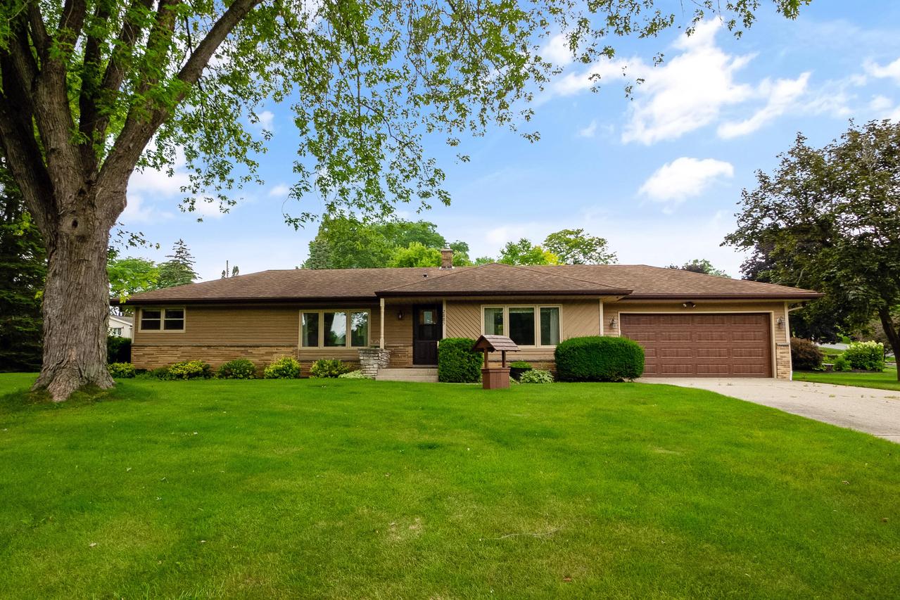 2885 Burlawn Pkwy, Brookfield, WI 53005