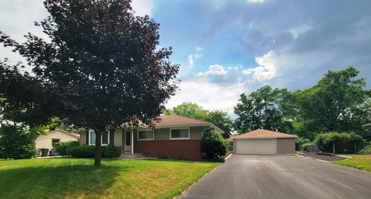 932 Robins Ln, Mukwonago, WI 53149