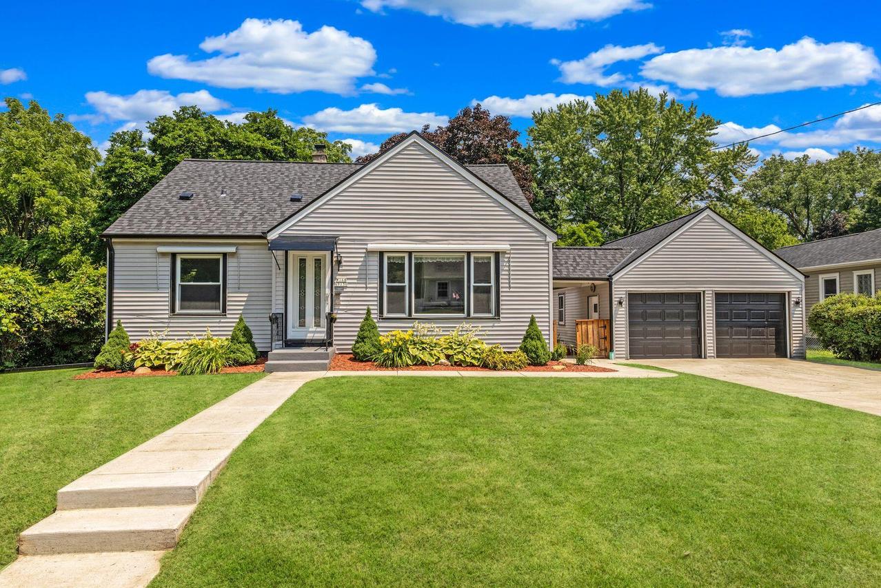 W168N9130 Falls Ave, Menomonee Falls, WI 53051
