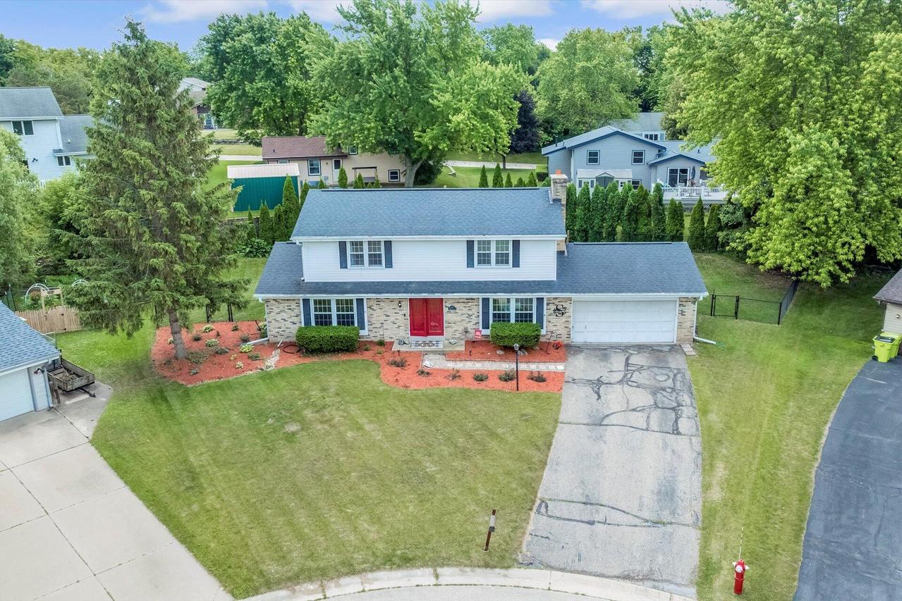 837 Wexford Ct, Hartland, WI 53029