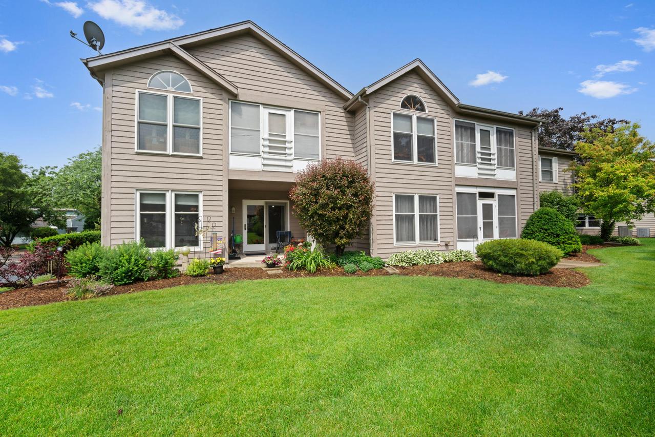934 Crestwood Dr, Burlington, WI 53105