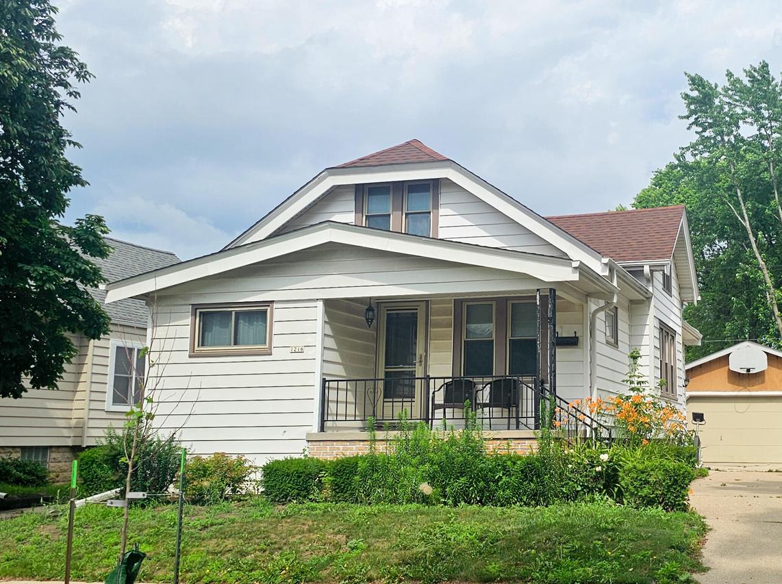 1216 S 88th St, West Allis, WI 53214