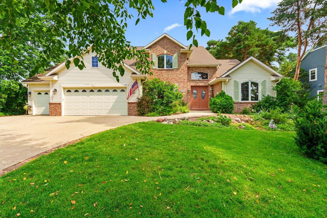 412 Sand Hill, Dousman, WI 53118