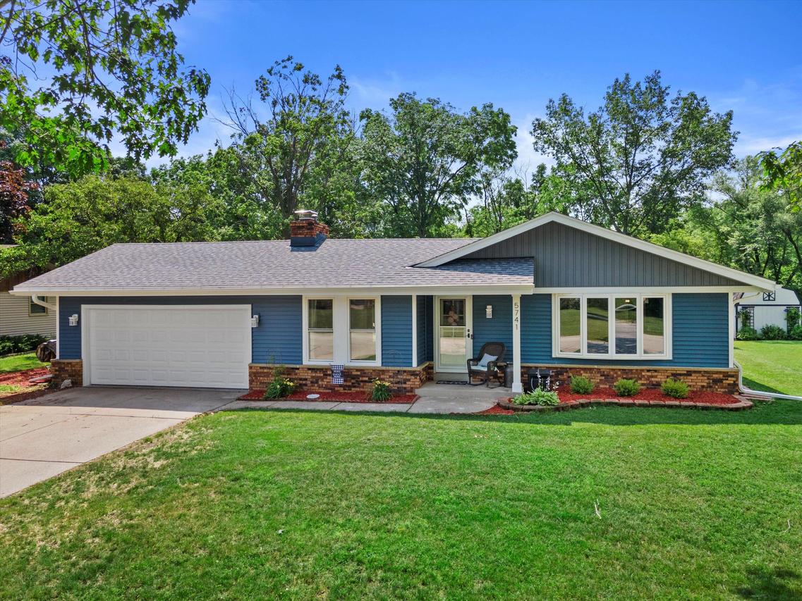 5741 W Cascade Dr, Franklin, WI 53132