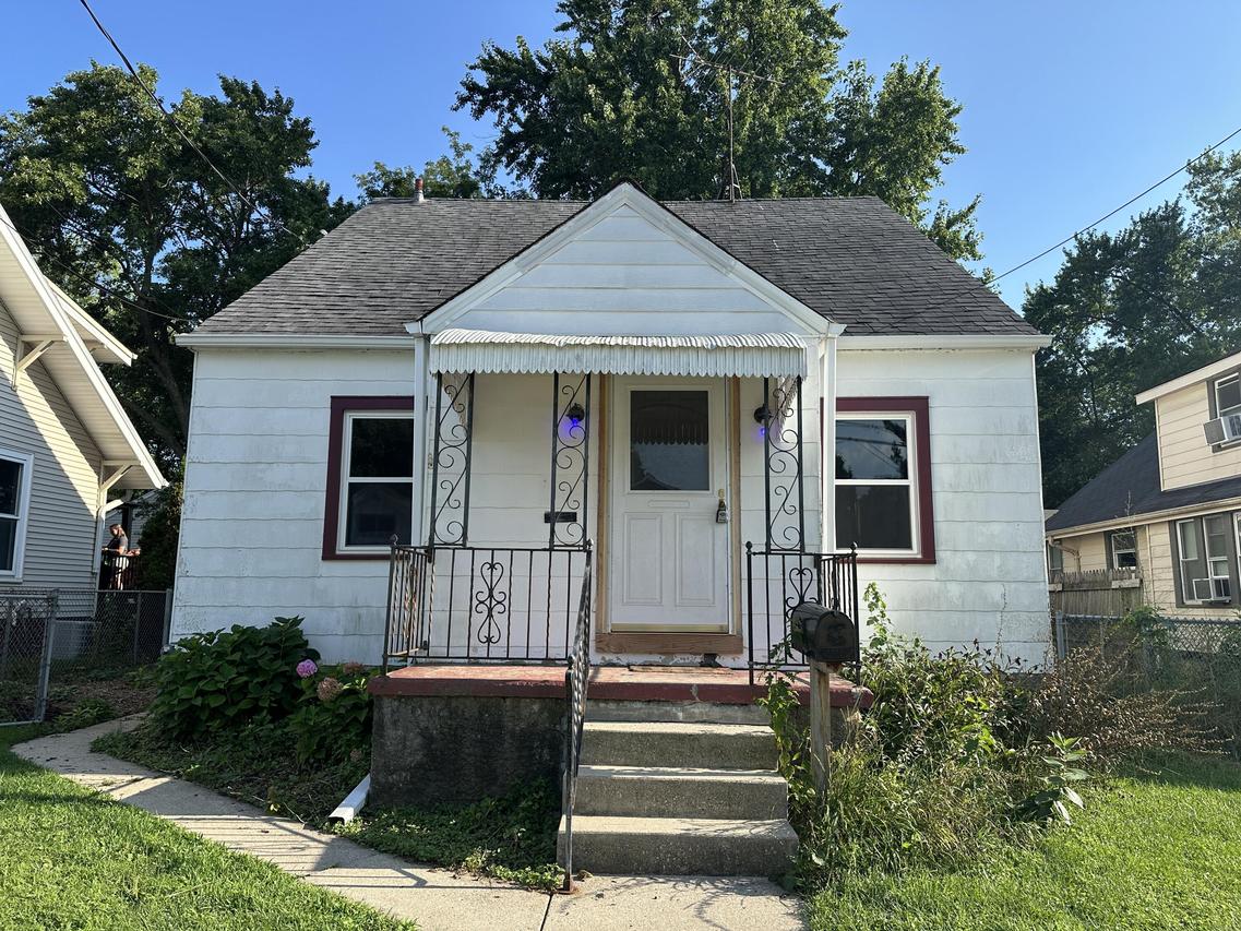 321 Harrison Ave, Waukesha, WI 53186