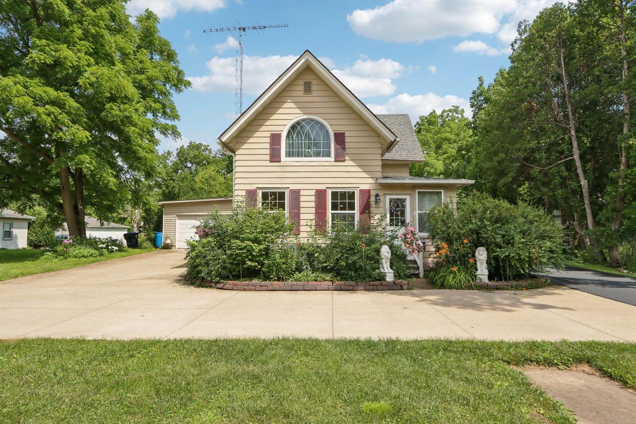 318 W Walworth St, Elkhorn, WI 53121