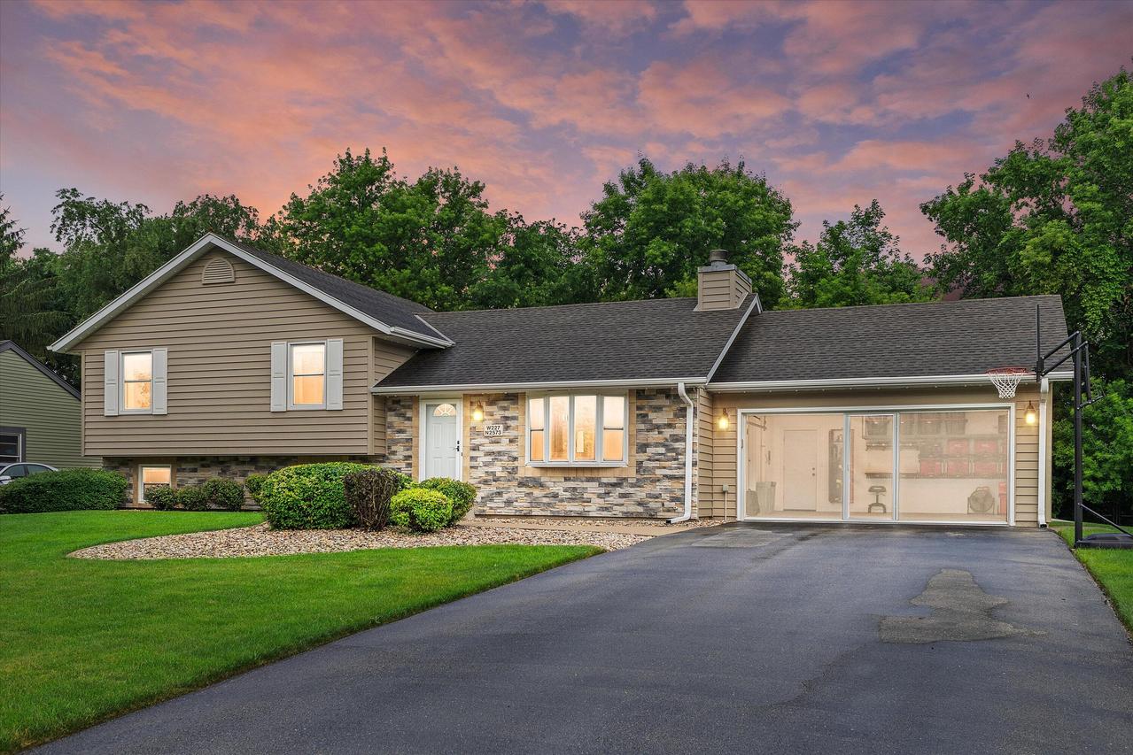 W227N2573 Meadowood Ln, Pewaukee, WI 53186