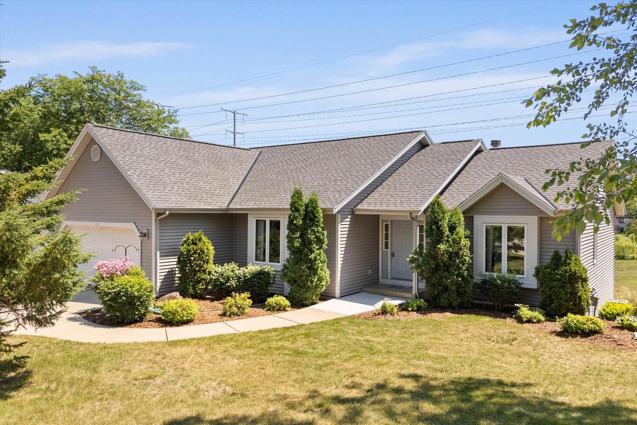 647 W Briarknoll Ct, Saukville, WI 53080