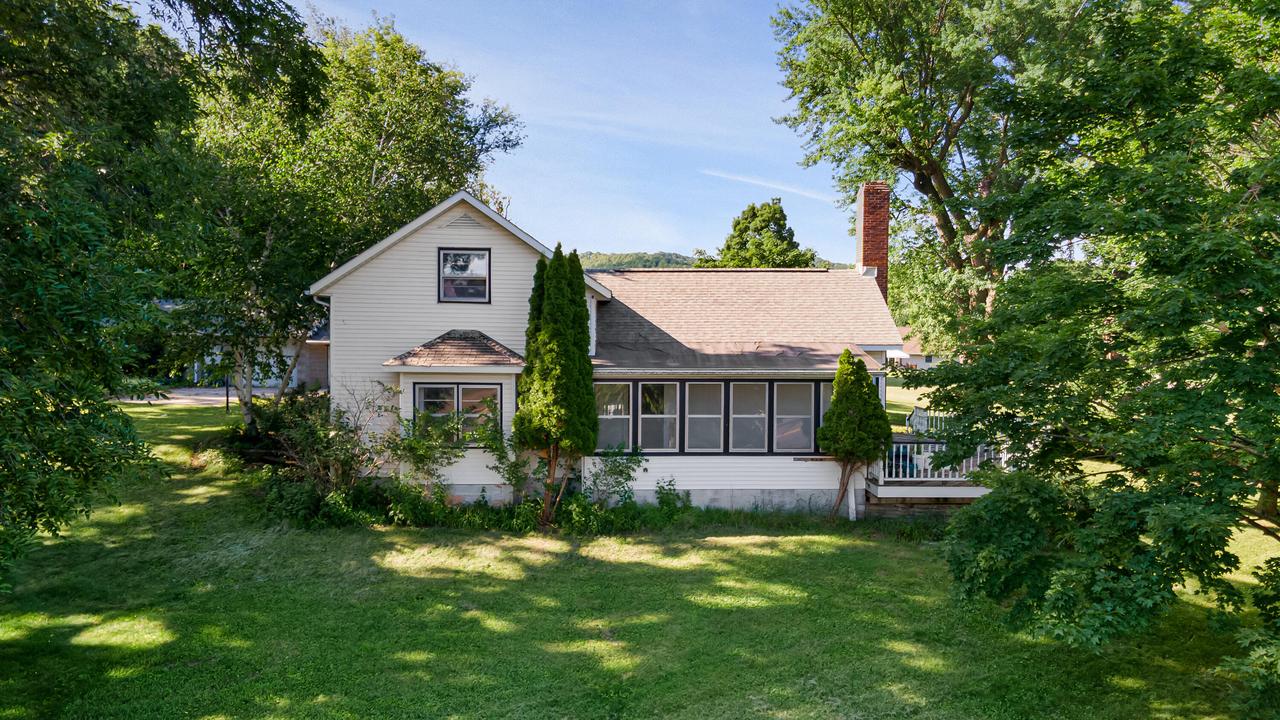 525 Green Coulee Rd, Onalaska, WI 54650