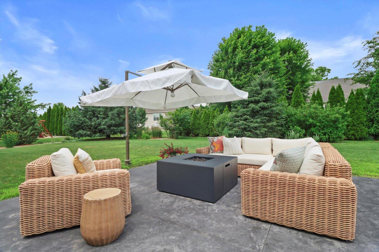 542 S Buth Rd, Dousman, WI 53118