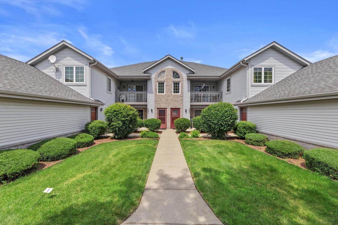 1097 Quinlan Dr #D, Pewaukee, WI 53072