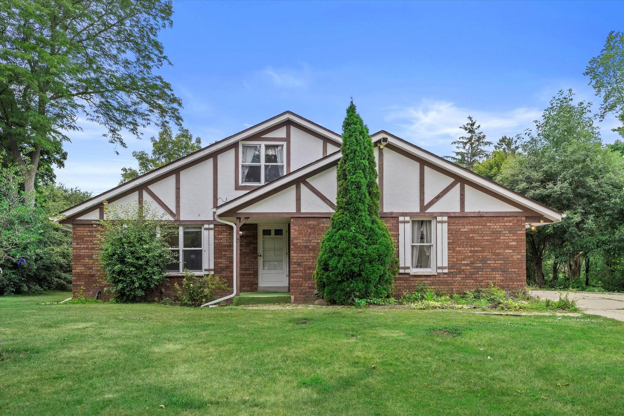 14622 W Woodland Dr, New Berlin, WI 53151