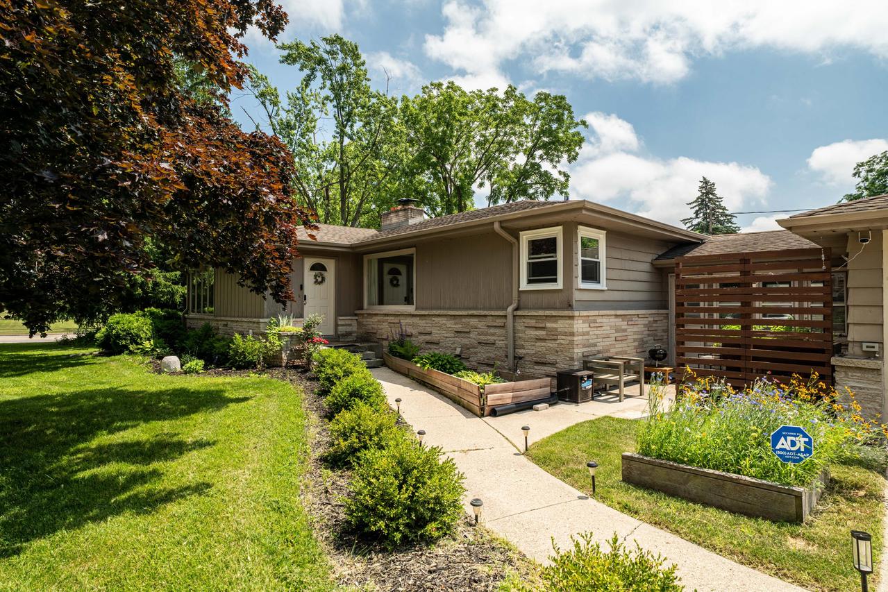 10015 W Glendale Ave, Wauwatosa, WI 53225