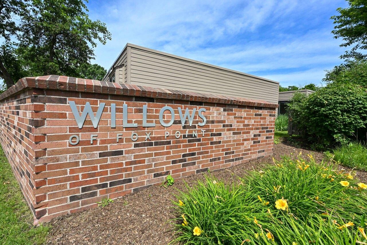 400 W Willow Ct, Fox Point, WI 53217
