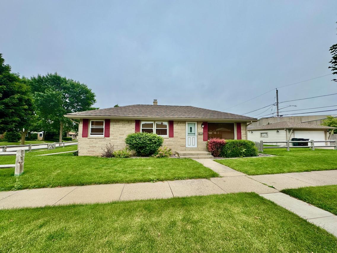 4548 S Delaware Ave, Saint Francis, WI 53235