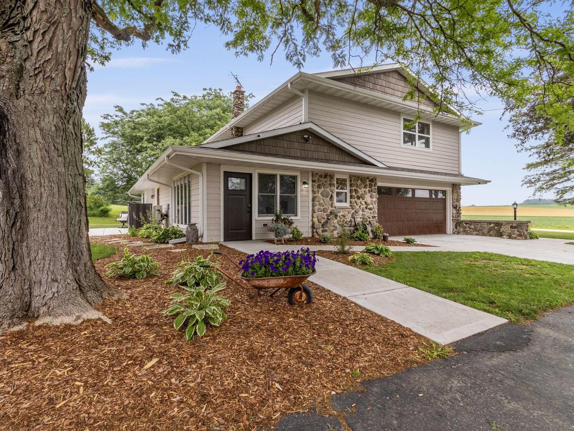 4593 Mckinley Rd, Hartford, WI 53027