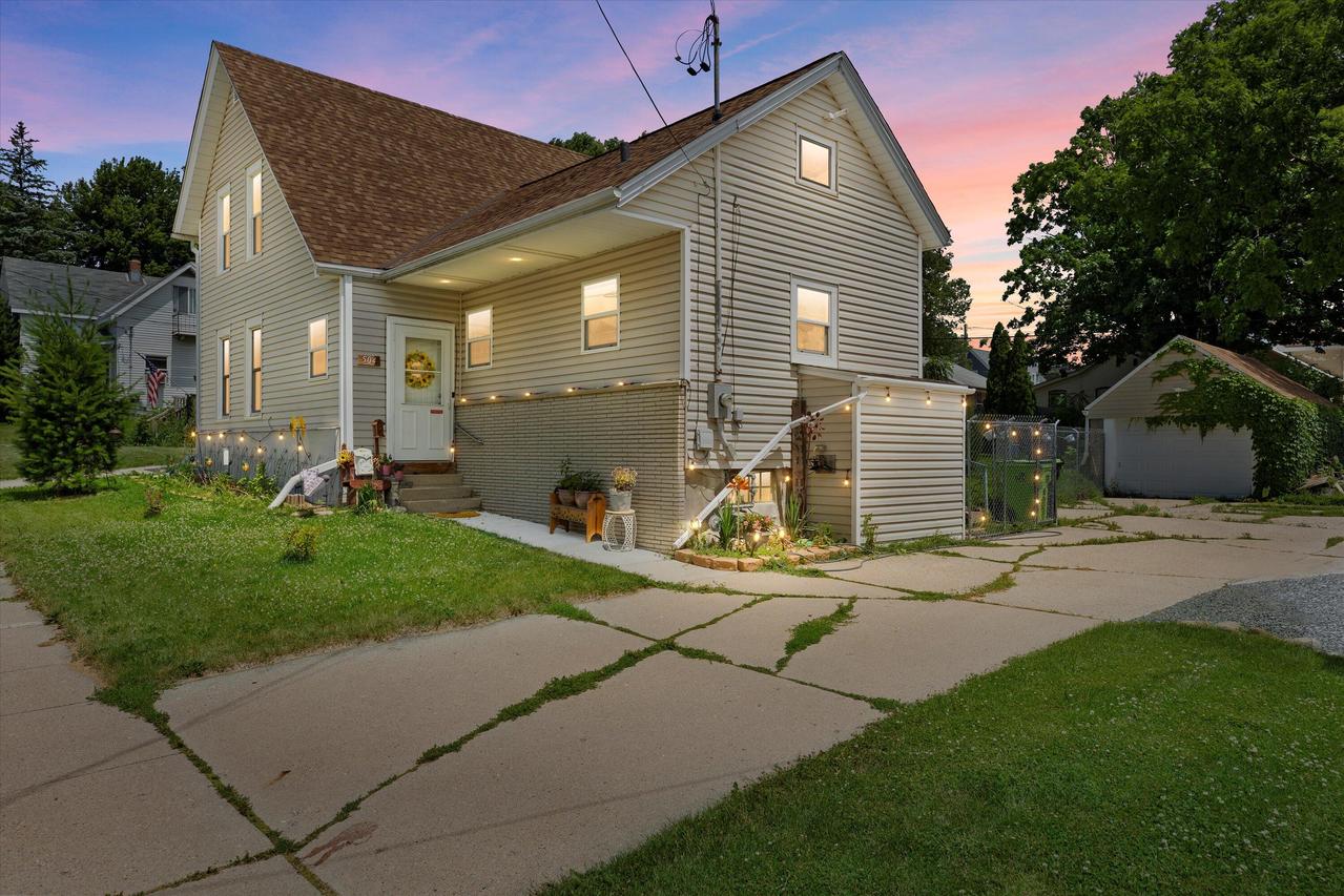 504 First St, Hartford, WI 53027