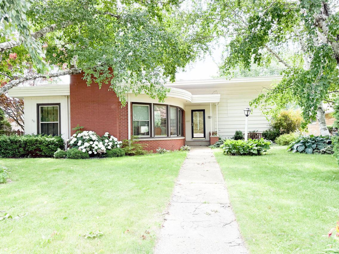 10229 W Grantosa Dr, Milwaukee, WI 53222