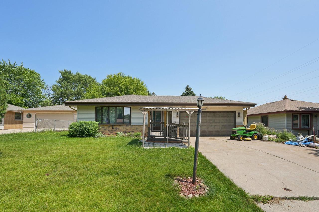 4442 S 49th St, Greenfield, WI 53220