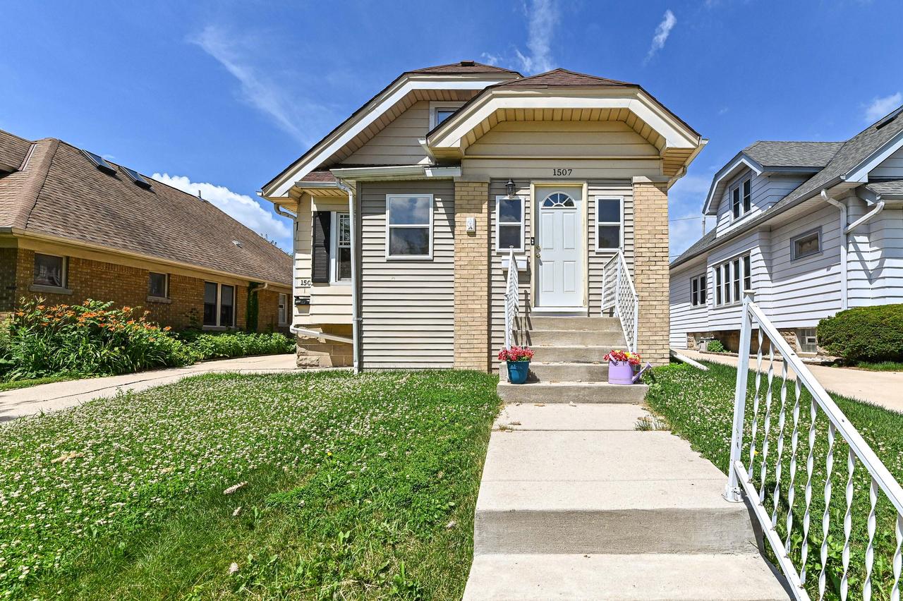 1507 S 52nd St #1509, West Milwaukee, WI 53214