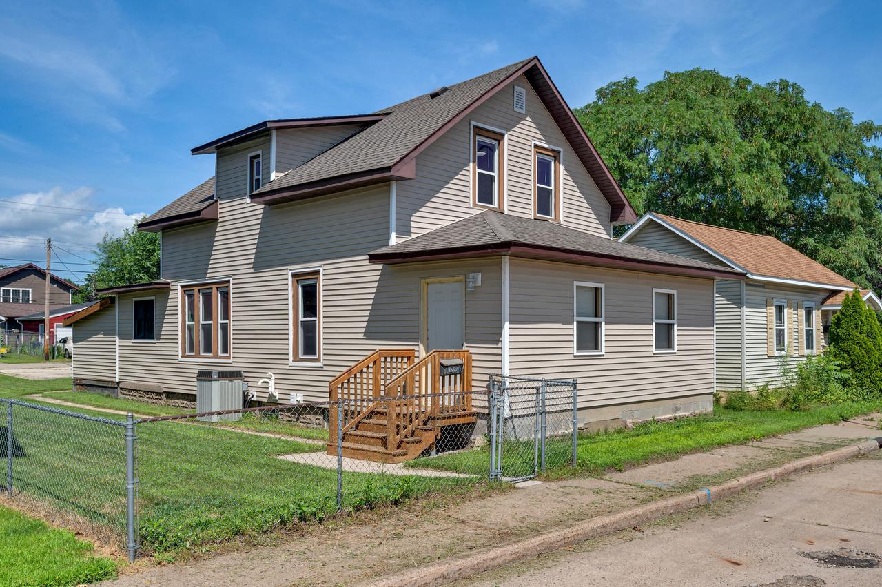 1227 George St, La Crosse, WI 54603
