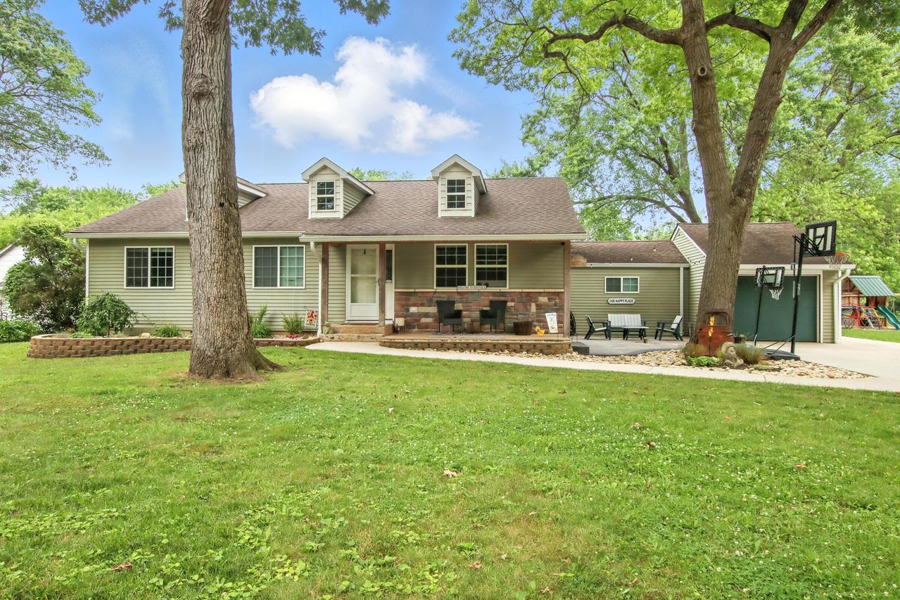 521 S 6th St, Salem Lakes, WI 53170