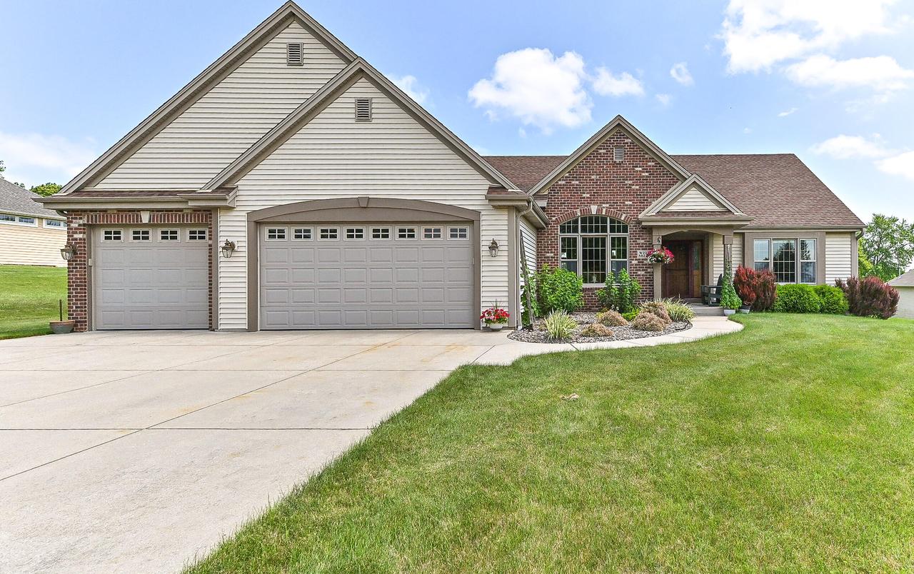 W235S8220 Scenic Dr, Big Bend, WI 53103