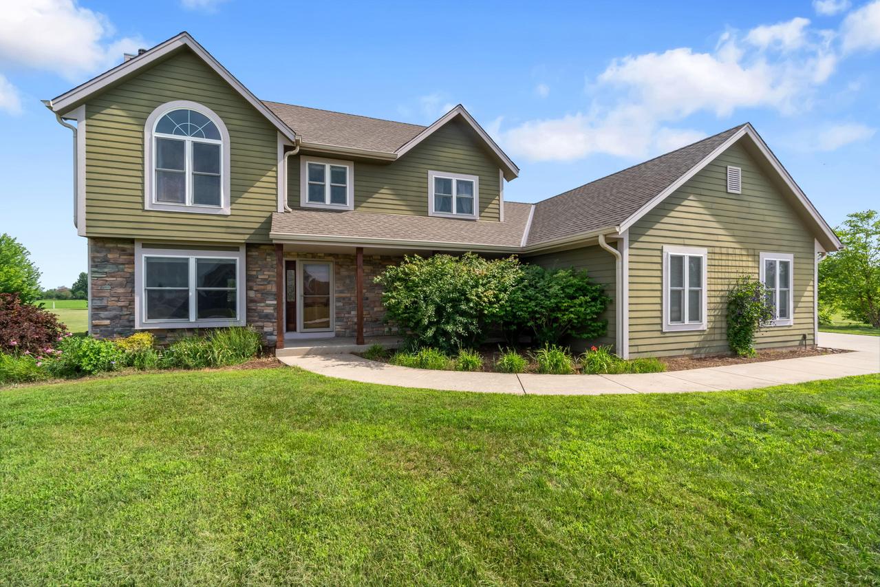 S84W33150 Brown Bear Ln, Mukwonago, WI 53149