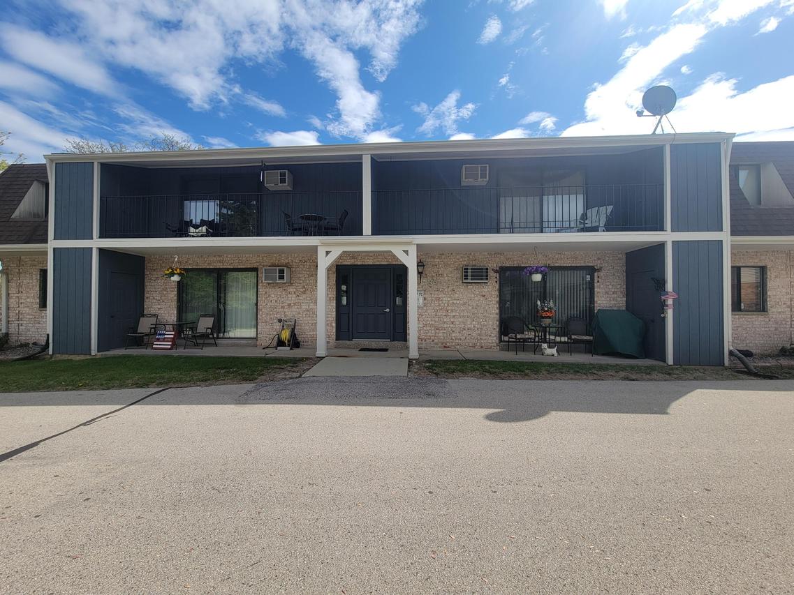 3242 W Mangold Ave #H, Greenfield, WI 53221