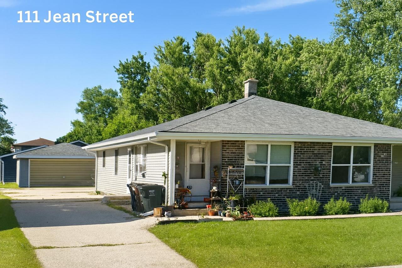 111 Jean St #113, Oconomowoc, WI 53066