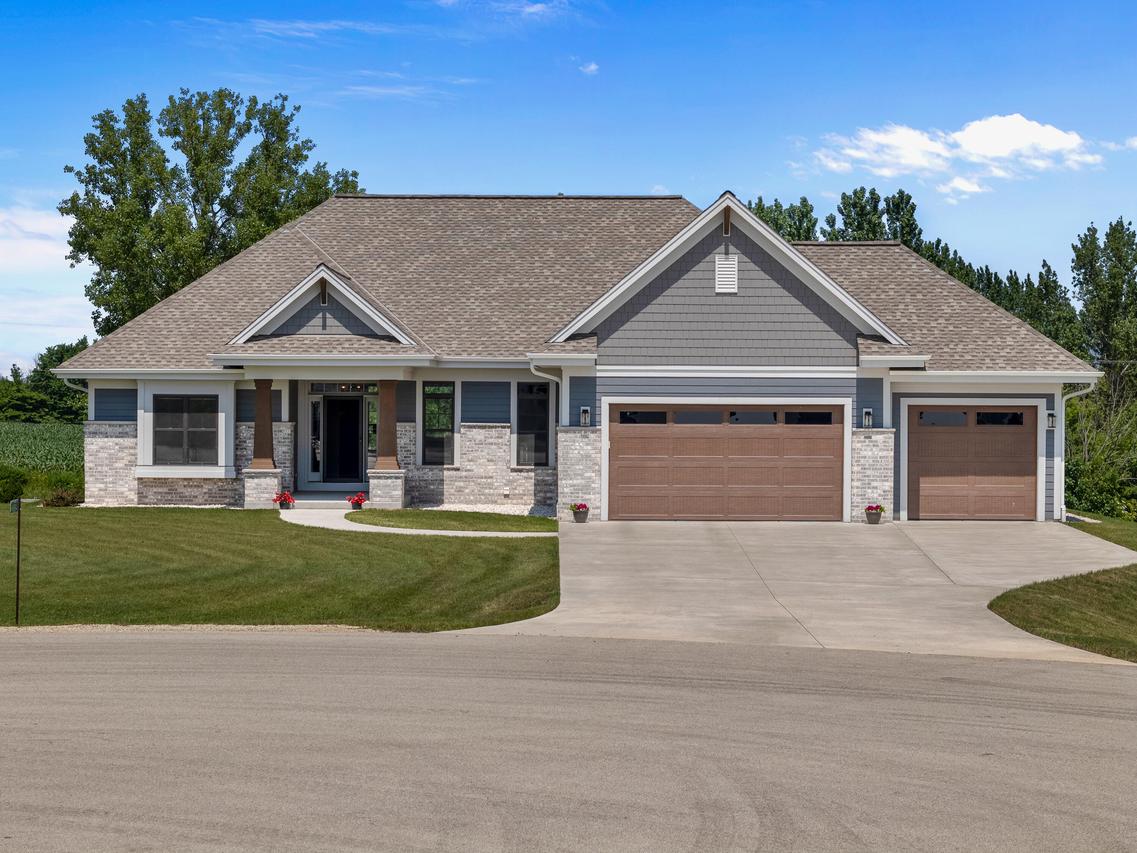 4884 Dixie Ct, Port Washington, WI 53074
